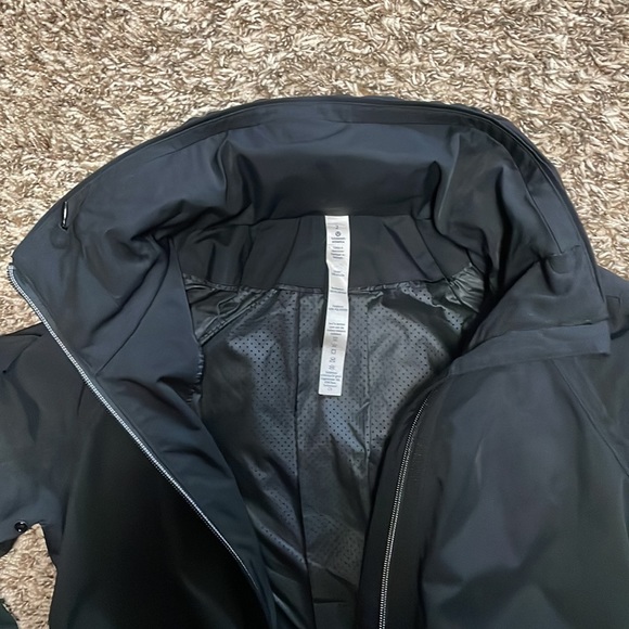 Lululemon Jacket - NWOT size 2 - Picture 3 of 10